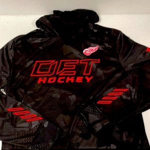 Large Fanatics Detroit Red Wings pullover hoodie shirt. Black camouflage.